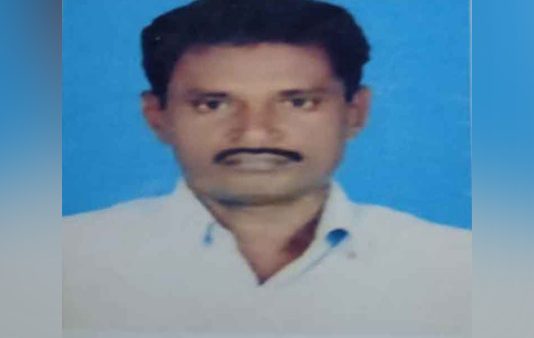 கதவை உடைத்து சென்ற மனைவி : வீட்டில் நடந்த அதிர்ச்சி சம்பவம்… சோகத்தில் குடும்பத்தினர்!!