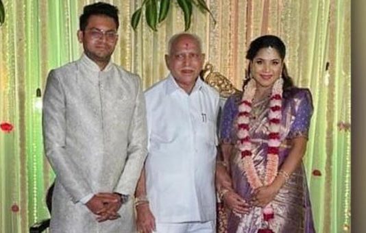 தூக்கில் தொங்கிய நிலையில் சடலமாக மீட்கப்பட்ட பிரபல அரசியல்வாதியின் பேத்தி : அதிர்ச்சியில் குடும்பத்தினர்!!