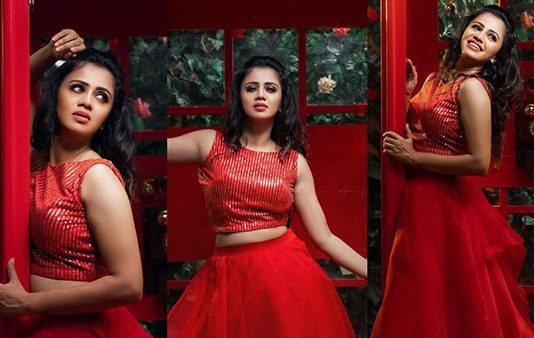 சைனிங் உடம்பு மூட ஏத்துது.. திரிஷாவுக்கு டஃப் கொடுக்கும் விஜே அஞ்சனா!!