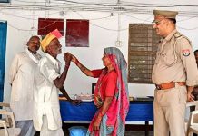 சண்டையிட்டு ஸ்டேஷன் படியேறிய வயதான தம்பதி…. சிங்கம் சூர்யா பாணியில் சேர்த்து வைத்த போலீஸ் நெகிழ்ச்சி!!