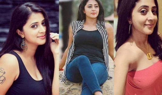 முண்டா பனியனில் குனிந்தபடி முன்னழகை காட்டி சூடேற்றும் கனிகா!!