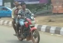 மகள் உடலை மோட்டார் சைக்கிளிலேயே எடுத்து சென்ற தந்தை : மனதை உலுக்கிய சம்பவம்!!
