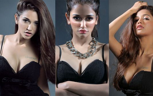 மாடர்ன் உடையில் முன்னழகு தூக்கி காட்டி கவர்ச்சி போஸ் கொடுத்து ரசிகர்களை சூடேற்றிய அனைக்கா சொட்டி!!