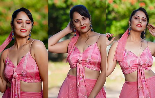 முழு தொடையையும் காட்டி இளசுகளை திக்குமுக்காட செய்த அனசுயா பரத்வாஜ்!!