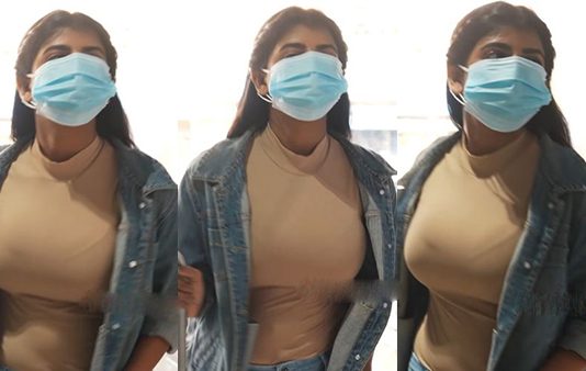 டீசர்ட்டுக்குள் அடங்காமல் திமிரும் முன்னழகை காட்டி கிறங்கடிக்கும் கேப்ரிலா!!