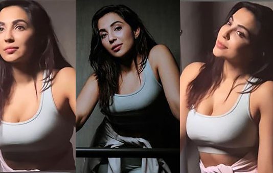 பாவாடையை இழுத்துவிட்டு பின்னழகை எடுப்பா காட்டி இளசுகளை சூடேற்றும் பார்வதி நாயர்!!