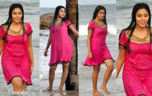 முன்னழகு எடுப்பாக தெரிய போஸ் கொடுத்து ரசிகர்களின் சூட்டை கிளப்பிய பூர்ணா!!