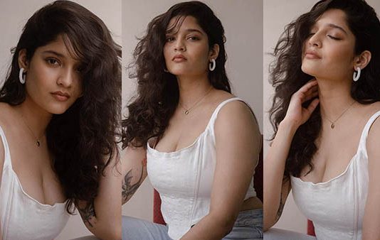 இவ்வளவு சின்னதாவா போடுவீங்க… படு கவர்ச்சியா தொடையழகை காட்டி போஸ் கொடுத்த ரித்திகா சிங்!!