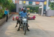 இறந்த தாயின் பிணத்தை மரப்பலகையில் கட்டி எடுத்து சென்ற மகன்கள் : இதயத்தை நொருக்கும் பின்னணி!!