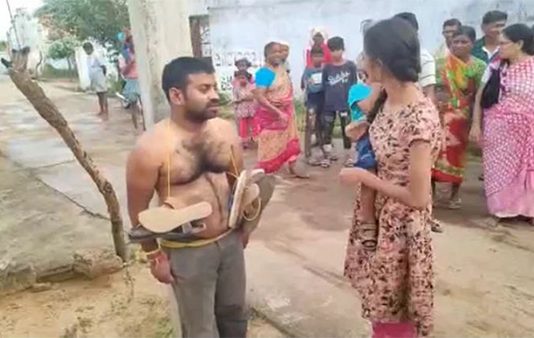 மனைவி உயிரோடு இருக்கும்போதே இரண்டாவது திருமணம்.. கணவருக்கு நடுரோட்டில் வைத்து பாடம் கற்பித்த முதல் மனைவி!!