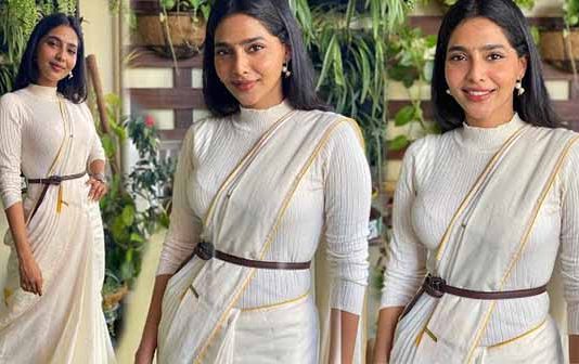 கொஞ்சம் விட்டா டாப்ஸ் பிஞ்சி வந்துடும் போல.. முன்னழகு எடுப்பாக தெரிய போஸ் கொடுத்த ஐஸ்வர்யா லட்சுமி!!