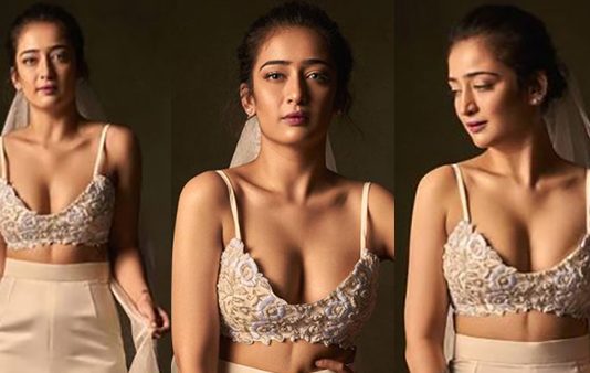 சுருதிஹாசனை பின்னுக்குத் தள்ளி கவர்ச்சியில் தாராளம் காட்டும் அக்ஷராஹாசன்!!