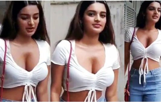 டைட்டான லெக்கின்ஸ் அணிந்து முட்டிபோட்டு குனிந்தபடி சூடான போஸ் கொடுத்த நிதி அகர்வால்!!