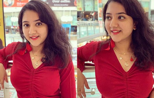 வெறும் டீ-சர்டில் கவர்ச்சி காட்டிய ஸ்ரேயா ஷர்மா!!