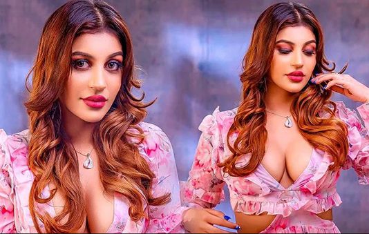 முன்னழகு Structure-ஐ காட்டியபடி ஹாட் போஸ் கொடுத்த யாஷிகா!!