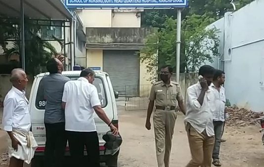 இருசக்கர வாகனத்தில் மகிழ்ச்சியாக சென்ற குடும்பம்.. கணவர் கண்முன்னே மனைவி, குழந்தைக்கு நடந்த கொடூரம்!!