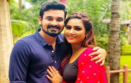 காசுக்காக என்ன வேண்டுமானாலும் செய்வீர்களா? மைனா கணவரை வெளுத்து வாங்கும் நெட்டிசன்கள்!!