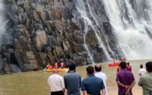 நீர்வீழ்ச்சியில் விழுந்த இளம்பெண்களை காப்பாற்றும் முயற்சியில் முழுக்குடும்பமும் உயிரிழந்த பரிதாபம்!!