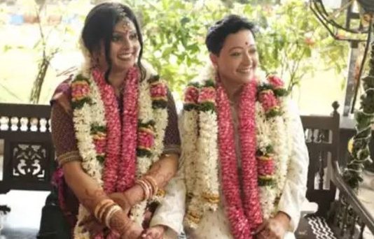 தமிழ்ப்பெண்ணுக்கும், மற்றொரு பெண்ணுக்கும் குடும்பத்தார் முன்னிலையில் நடைபெற்ற திருமணம் : சுவாரஸ்ய தகவல்!!