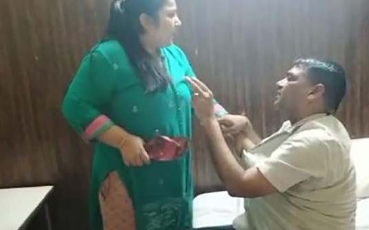 ஓட்டலில் வேறு ஒரு பெண்ணுடன் தனியாக இருந்த கணவன் : கையும் களவுமாகப் பிடித்த மனைவி செய்த பகீர் காரியம்!!