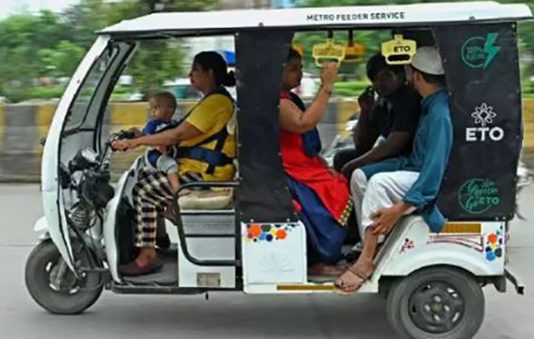 கணவரை பிரிந்து வாழ்க்கை.. மடியில் குழந்தையை கட்டிக் கொண்டு ரிக்ஷா ஓட்டும் இளம்பெண்!!