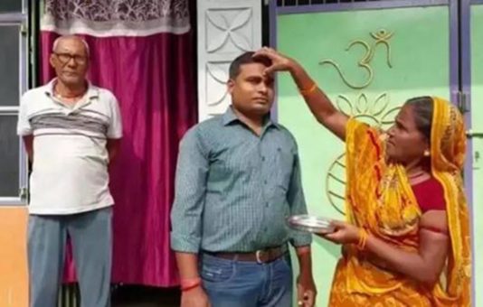 இளைஞருக்கு கிடைச்ச அரசு வேலை : ஊரே சேர்ந்து திருவிழா கொண்டாடிய சுவாரஸ்யம்!!