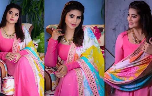 லேட்டஸ்ட் புகைப்படங்களை வெளியிட்டு ரசிகர்களை திணறடித்த சினேகா!!