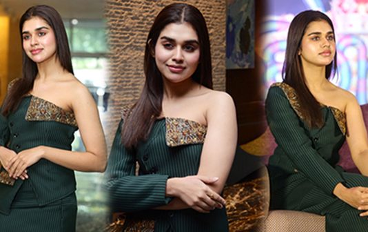 பளிச் அழகில் சொக்க வைக்கும் கோப்ரா பட நடிகை… மீனாட்சி கோவிந்தராஜன்!!