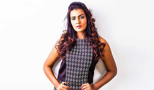 மீரா மிதுன் தப்பி ஓட்டம்… துப்பு கொடுத்த தாய் : திடுக்கிடும் தகவல்!!