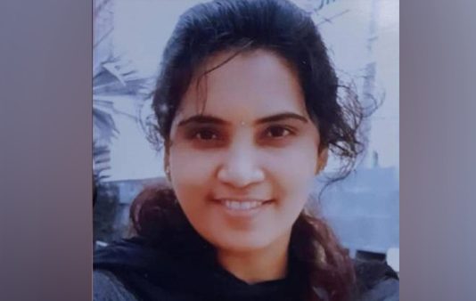 தினம் அனுபவிக்கும் சித்ரவதை… காப்பாற்றுங்கள் என வீடியோ வெளியிட்டு அழுத அழகு நிலைய பெண்!!