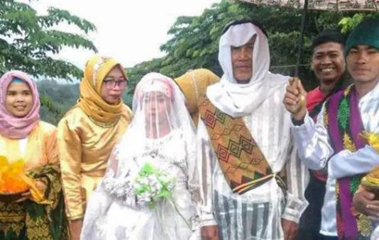 78 வயசு சிங்கிள் தாத்தாவை காதலித்து திருமணம் செய்துகொண்ட இளம்பெண் : வயசு வித்தியாசத்தை கேட்டு ஷாக்கான இளைஞர்கள்!!