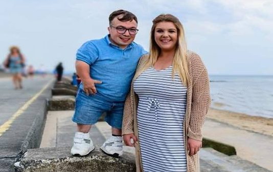 உலகிலேயே மிகக் குள்ளமான கணவரும் மிக உயரமான மனைவி….. அழகிய குடும்பம்!!