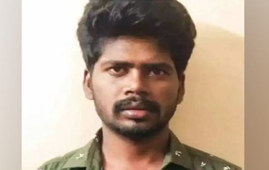 காதலிக்க மறுத்த பெண்…. வாலிபரின் கண்ணை மறைத்த ஆத்திரம் : நடந்த கொடூரம்!!