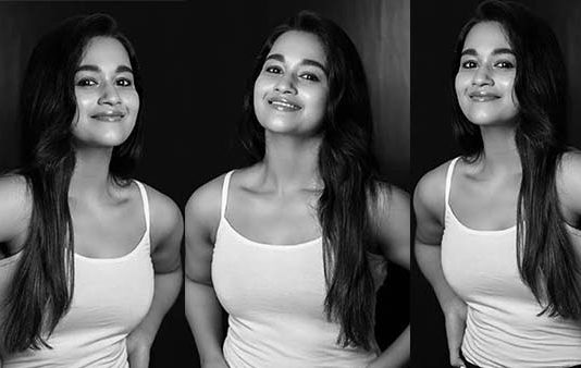 படுகவர்ச்சியான உடையில் கூச்சமில்லாம முன்னழகை தூக்கி காட்டி போஸ் கொடுத்த காவ்யா அறிவுமணி!!