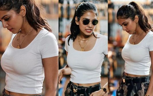 அந்த குண்டு Bulb என்ன விலை? இறுக்கமான உடையணிந்து கவர்ச்சி போஸ் கொடுத்த மாளவிகா மோகனன்!!