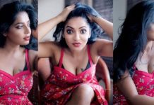 முட்டிகிட்டு நிக்கும் முன்னழகு எடுப்பாக தெரிய கவர்ச்சி போஸ் கொடுத்த ரேஷ்மா!!
