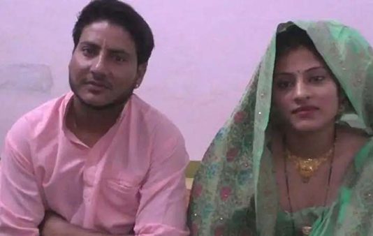 பள்ளி மாணவி மீது ஏற்பட்ட காதல்….. ஆணாக மாறி திருமணம் செய்த ஆசிரியையின் ட்ரெண்டிங் புகைப்படம்!!