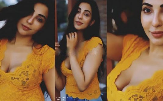 மொத்த அழகையும் பளிச்சென காட்டி ரசிகர்களை சூடாக்கிய பார்வதி நாயர் ஹாட் போட்டோஸ்!!