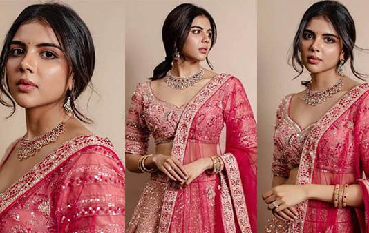 நாட்டுச்சரக்கு நச்சின்னுதான் இருக்கு.. கும்முனு செம கவர்ச்சி காட்டும் கல்யாணி பிரியதர்ஷன்!!