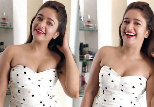 முன்னழகை காட்டி கவர்ச்சி விருந்து வைத்த பூனம் பாஜ்வா… வாயடைத்துப் போன ரசிகர்கள்!!