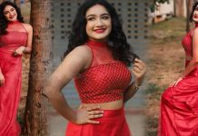அந்த இடத்தை காட்டி ரசிகர்களுக்கு கவர்ச்சி விருந்தளித்த ரவீனா தாஹா!!