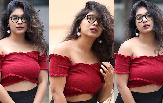 ஐயோ கொத்தும் குலையுமா நிக்குதே.. கழட்டிவிட்டு முன்னழகை காட்டும் விஜே பார்வதி!!