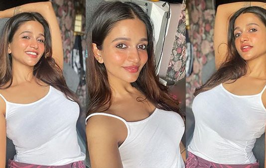 முண்டா பனியனில் முட்டிட்டு நிற்கும் முன்னழகை காட்டி கிறங்கடிக்கும் அனைக்கா!!