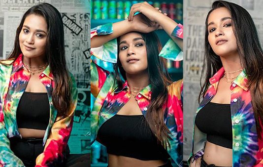 ப்பா என்னா பொண்ணுடா… இடுப்பழக மூடாம காட்டி சூடேற்றும் காவ்யா!!