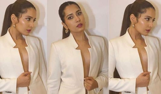 இது உடம்பா இல்ல தேக்கா… கவர்ச்சி காட்டும் ராஷி கண்ணாவின் ஹாட் பிக்ஸ்!!