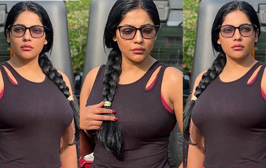 உள்ள போட்டது வெளிய தெரியுது.. அந்த இடத்தை அப்பட்டமாக காட்டி இளசுகளை திணறடித்த ரேஷ்மா!!