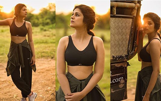 ஆடையை விலக்கி தொடையழகை காட்டி வெறித்தனமாக போஸ் கொடுத்த ஷ்ரத்தா தாஸ்!!