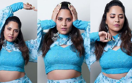 பின்னழகை காட்டி இளசுகளை வாயடைக்கச் செய்த அனுசுயா!!