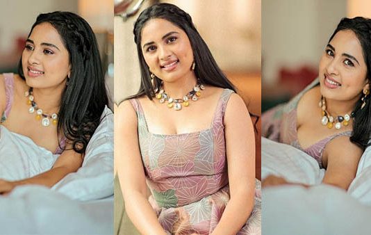 என்ன தான் ஆச்சு இவங்களுக்கு.. வரவர கவர்ச்சி ஓவரா இருக்கே.. ஸ்ருஷ்டி டாங்கேவின் செம சூடான புகைப்படங்கள்!!