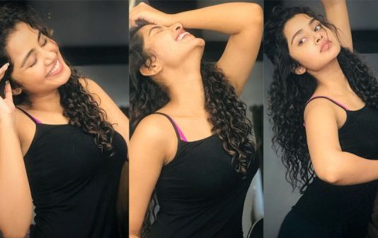 கடற்கரையில் காத்து வாங்கும் அனுபமாவின் ஹாட் போட்டோஸ்!!